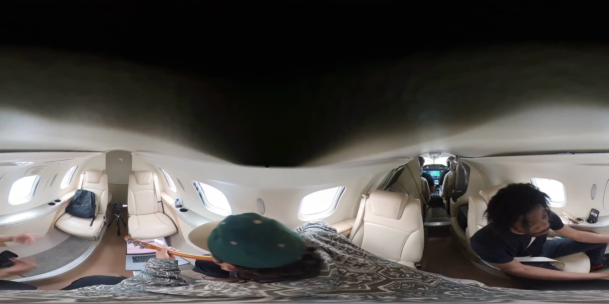 Inside the Vaunt cabin in 360